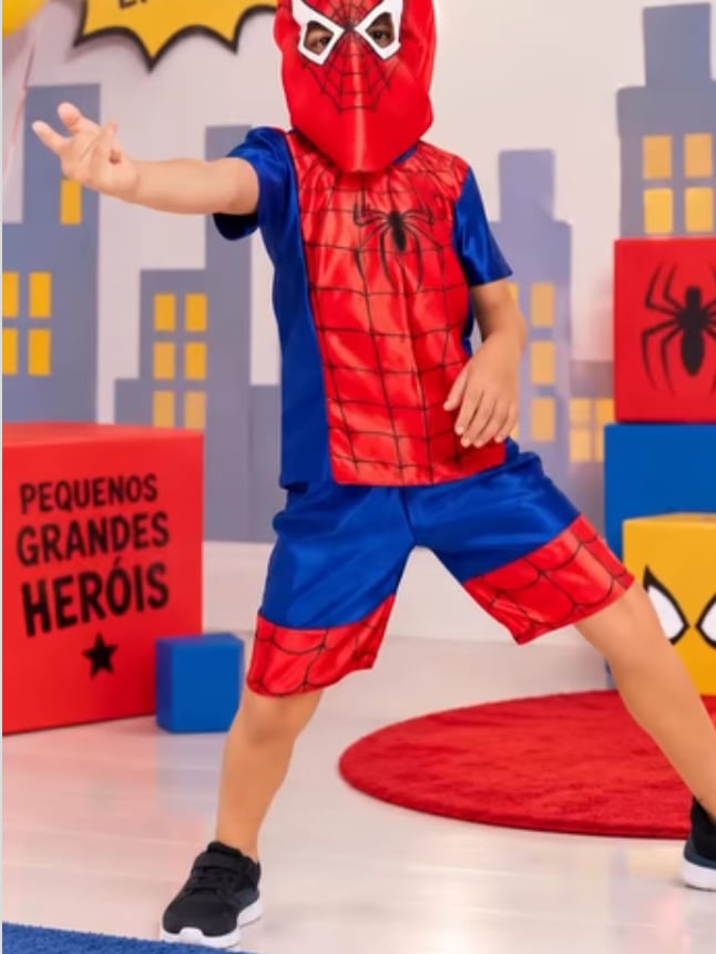 Criança com a fantasia de Homem-Aranha, máscara e roupa azul e vermelha