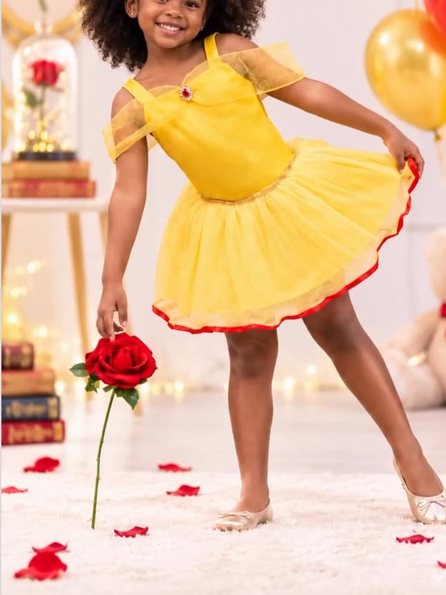 Menina com a fantasia Princesa Bela, vestido amarelo com saia rodada
